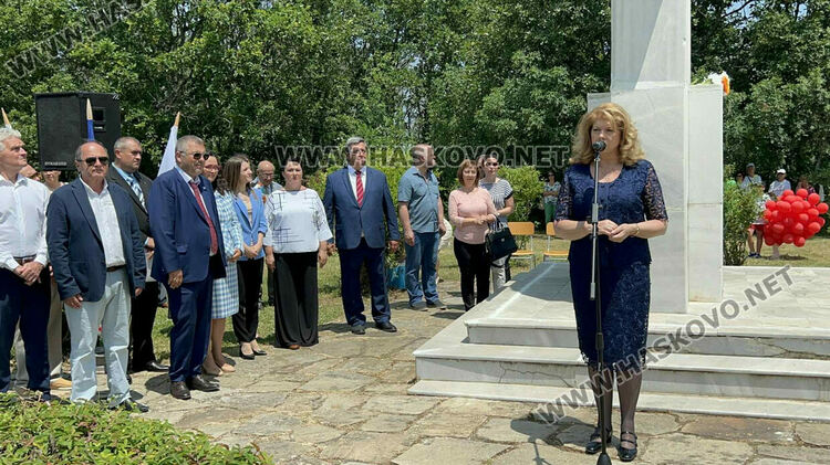 Потомци на бежанци склониха глава пред паметника на избитите над 200 деца и майки на „Илиева нива“
