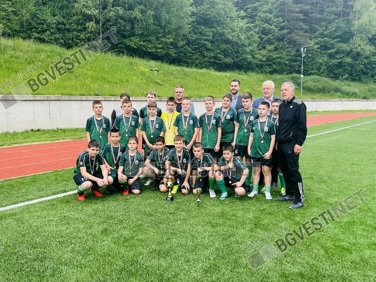 Наградиха юношите на ФК „Родопа" (Смолян), които спечелиха регионалното първенство в Пловдив