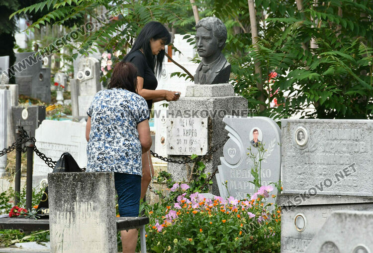 На Черешова задушница хасковлии почетоха покойни близки 