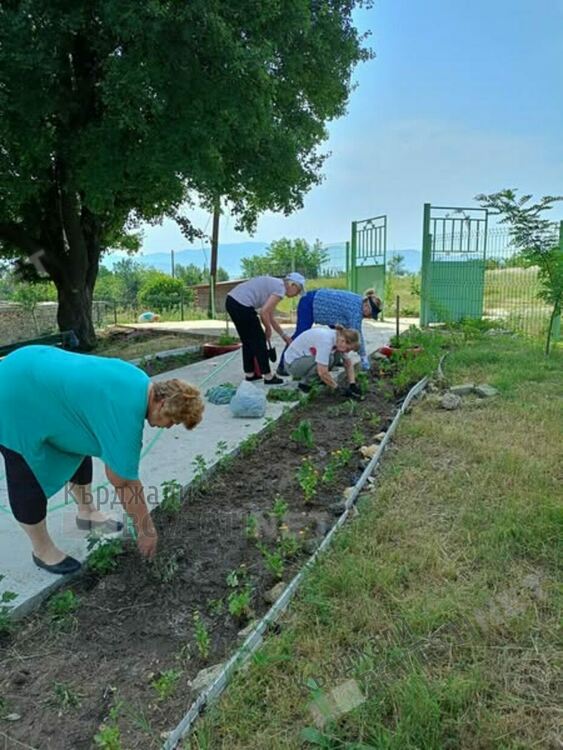 Клуб "Ахридос"кани кърджалийци на празника "Св.Дух" в храма "Св.Илия" в Опълченско