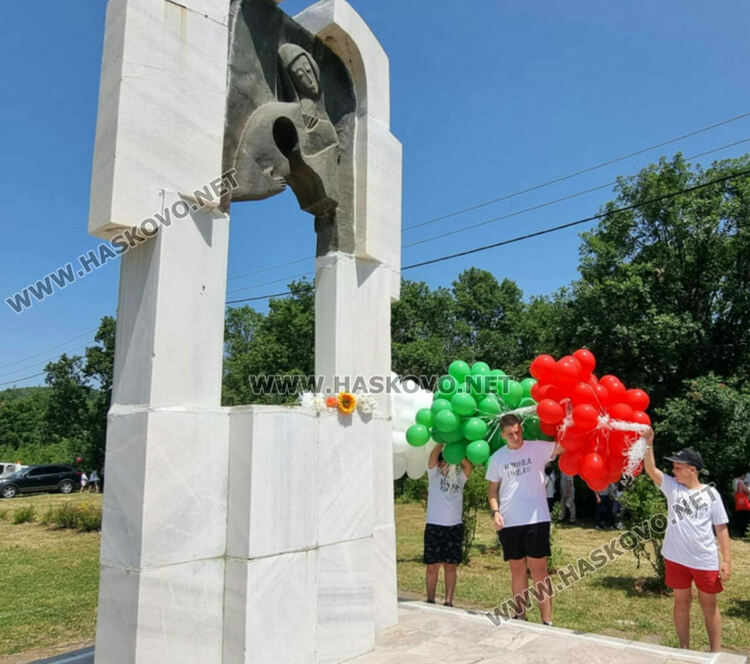Потомци на бежанци склониха глава пред паметника на избитите над 200 деца и майки на „Илиева нива“