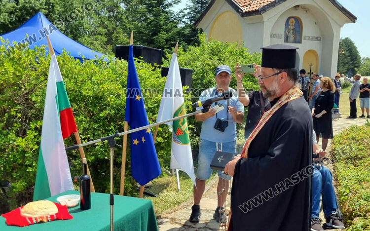 Потомци на бежанци склониха глава пред паметника на избитите над 200 деца и майки на „Илиева нива“