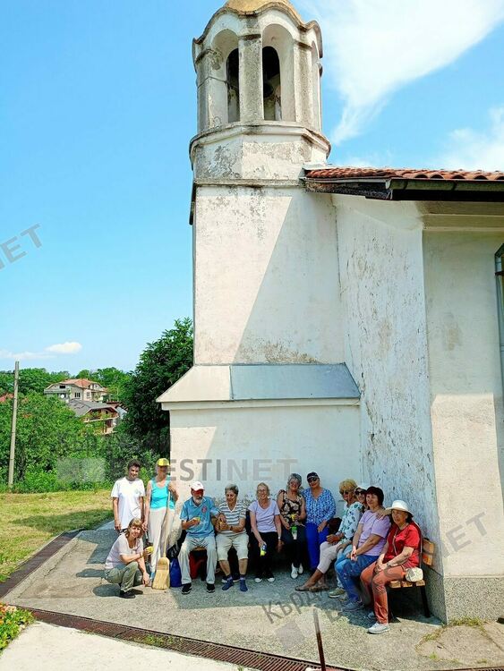 Клуб "Ахридос"кани кърджалийци на празника "Св.Дух" в храма "Св.Илия" в Опълченско