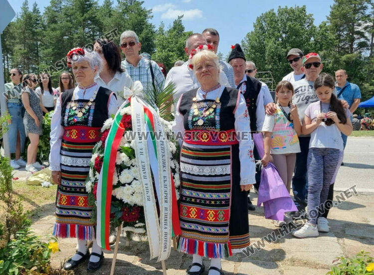 Потомци на бежанци склониха глава пред паметника на избитите над 200 деца и майки на „Илиева нива“