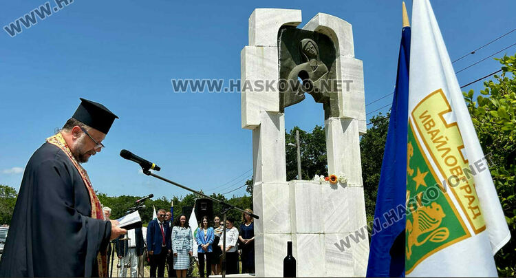 Потомци на бежанци склониха глава пред паметника на избитите над 200 деца и майки на „Илиева нива“