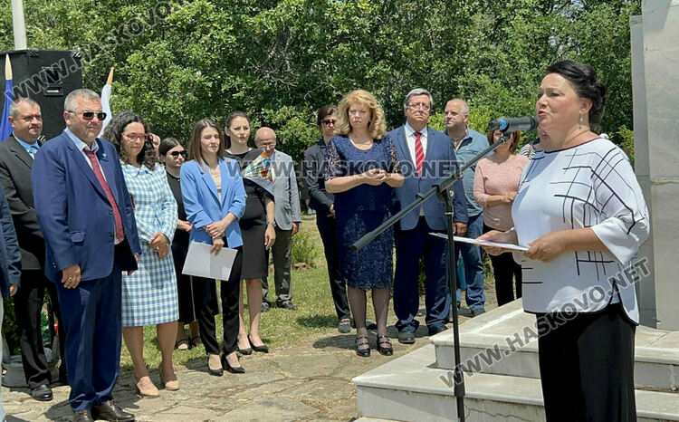 Потомци на бежанци склониха глава пред паметника на избитите над 200 деца и майки на „Илиева нива“