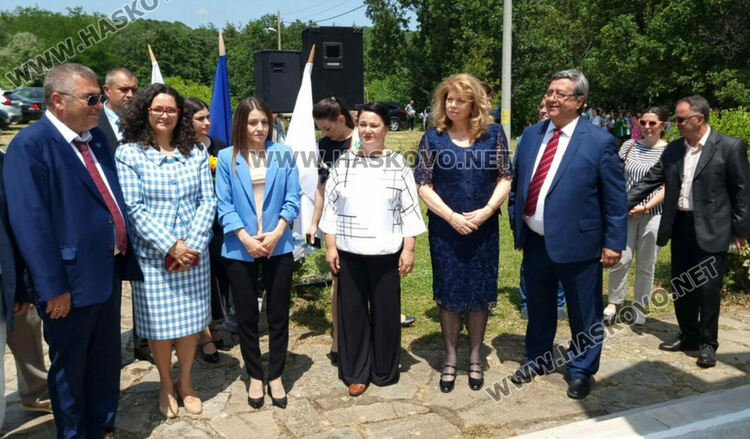 Потомци на бежанци склониха глава пред паметника на избитите над 200 деца и майки на „Илиева нива“