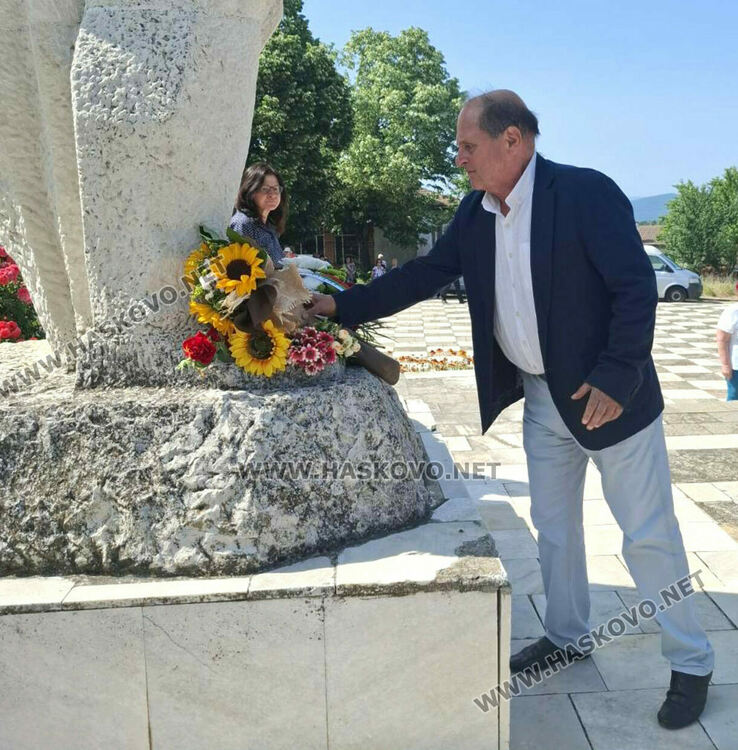 Потомци на бежанци склониха глава пред паметника на избитите над 200 деца и майки на „Илиева нива“
