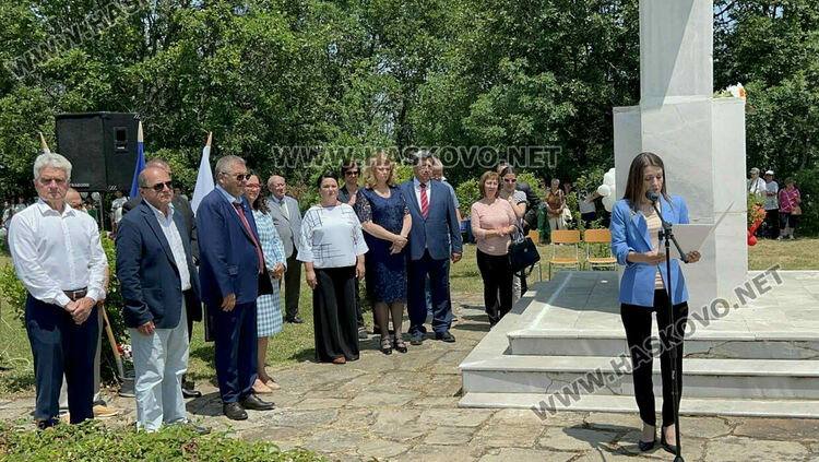 Потомци на бежанци склониха глава пред паметника на избитите над 200 деца и майки на „Илиева нива“