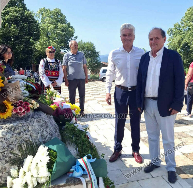 Потомци на бежанци склониха глава пред паметника на избитите над 200 деца и майки на „Илиева нива“