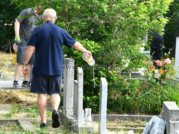 На Черешова задушница хасковлии почетоха покойни близки