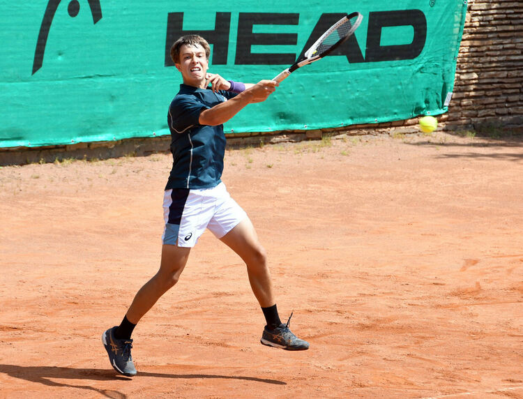 Калоян Шиков спечели титлата при юношите, Моника Господинова триумфира след над 4-часов мач