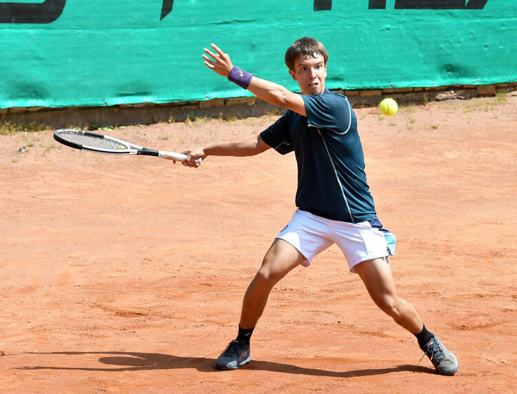 Калоян Шиков спечели титлата при юношите, Моника Господинова триумфира след над 4-часов мач