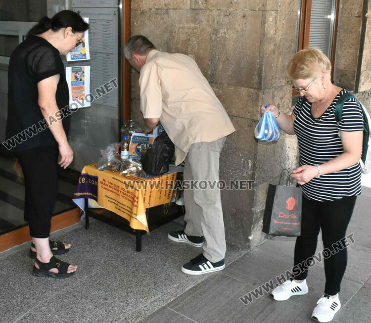 Деца и възрастни подкрепиха акцията „Жълти стотинки“ в Хасково