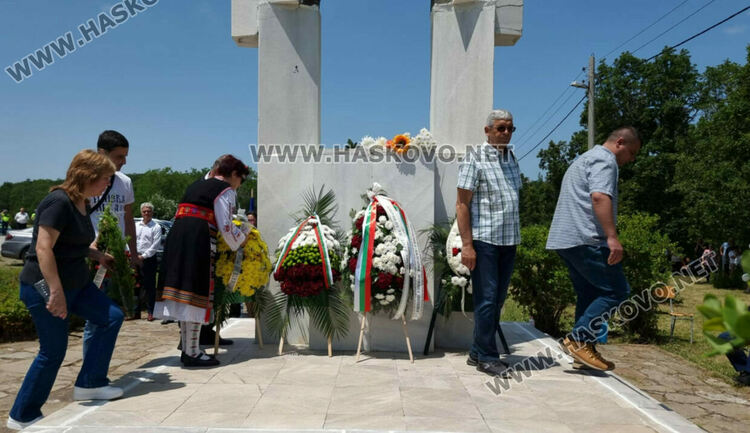 Потомци на бежанци склониха глава пред паметника на избитите над 200 деца и майки на „Илиева нива“
