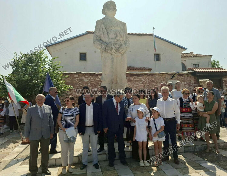 Потомци на бежанци склониха глава пред паметника на избитите над 200 деца и майки на „Илиева нива“