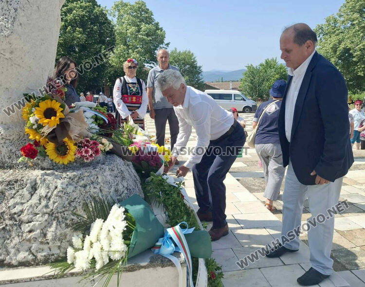 Потомци на бежанци склониха глава пред паметника на избитите над 200 деца и майки на „Илиева нива“