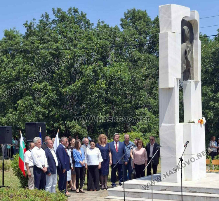 Потомци на бежанци склониха глава пред паметника на избитите над 200 деца и майки на „Илиева нива“