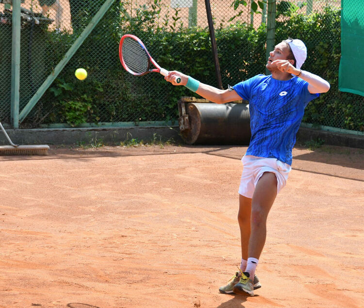 Калоян Шиков спечели титлата при юношите, Моника Господинова триумфира след над 4-часов мач