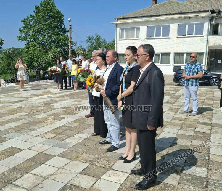 Потомци на бежанци склониха глава пред паметника на избитите над 200 деца и майки на „Илиева нива“