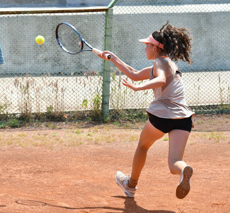Калоян Шиков спечели титлата при юношите, Моника Господинова триумфира след над 4-часов мач