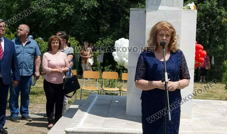 Потомци на бежанци склониха глава пред паметника на избитите над 200 деца и майки на „Илиева нива“