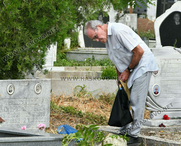 На Черешова задушница хасковлии почетоха покойни близки