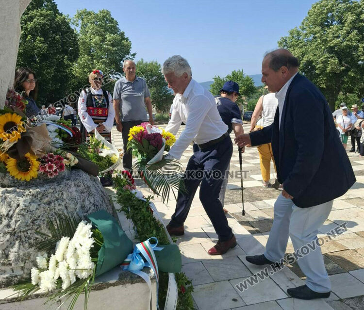 Потомци на бежанци склониха глава пред паметника на избитите над 200 деца и майки на „Илиева нива“
