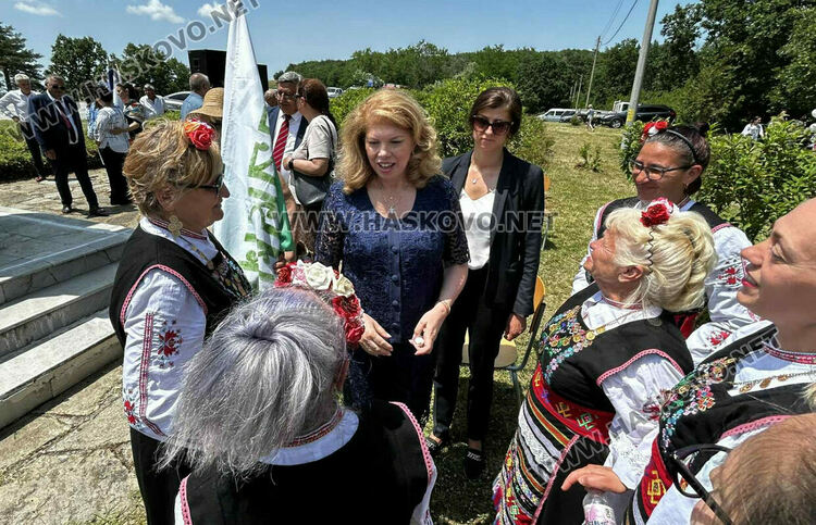 Потомци на бежанци склониха глава пред паметника на избитите над 200 деца и майки на „Илиева нива“
