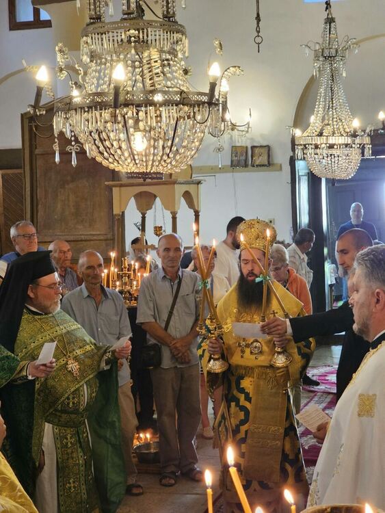 Митрополит Арсений отслужи Петдесетница в манастира „Света Троица“ край Устрем