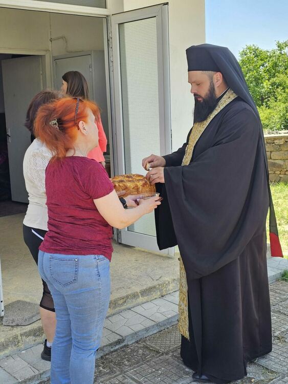 С молебен и символична първа копка започна строителството на новия параклис „Света Троица“ в Браница