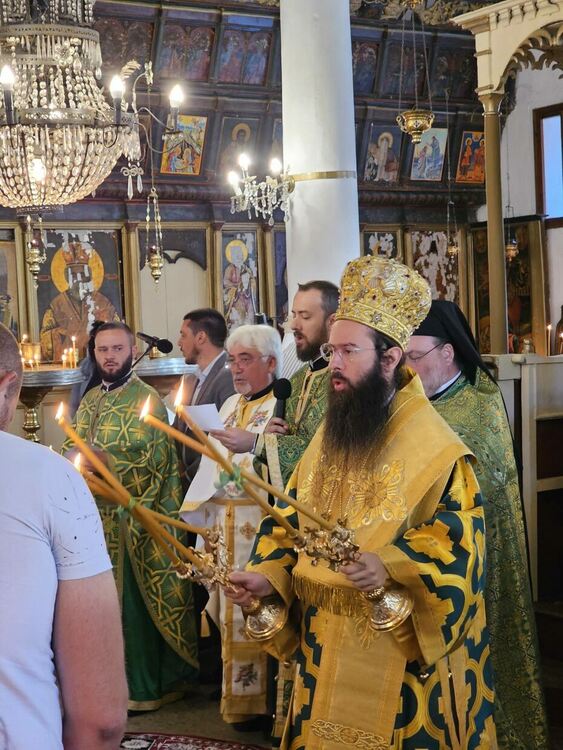 Митрополит Арсений отслужи Петдесетница в манастира „Света Троица“ край Устрем