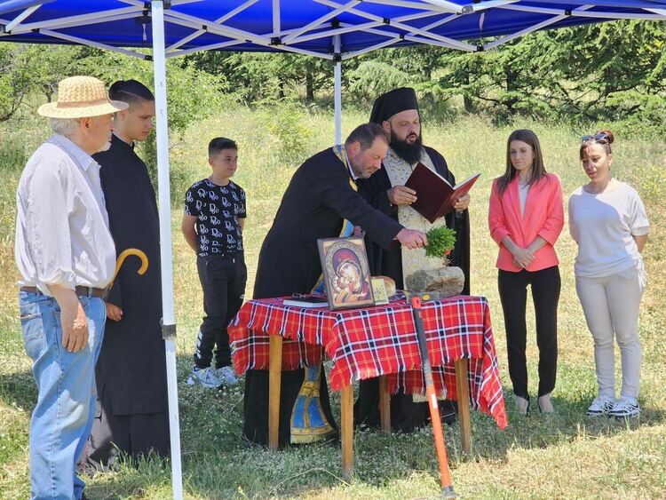 С молебен и символична първа копка започна строителството на новия параклис „Света Троица“ в Браница