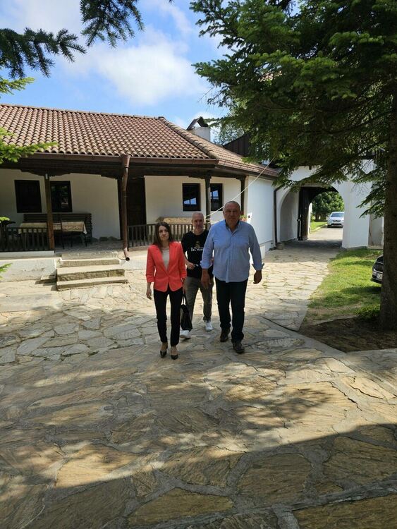 Митрополит Арсений отслужи Петдесетница в манастира „Света Троица“ край Устрем