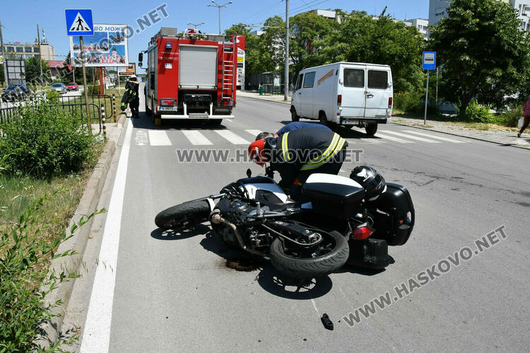 Моторист пострада при удар от „Ауди“ до „Замъка“ в Хасково