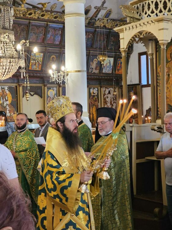 Митрополит Арсений отслужи Петдесетница в манастира „Света Троица“ край Устрем