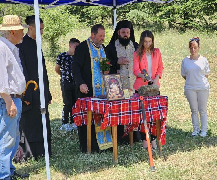 С молебен и символична първа копка започна строителството на новия параклис „Света Троица“ в Браница