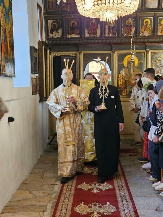 Митрополит Арсений отслужи Петдесетница в манастира „Света Троица“ край Устрем