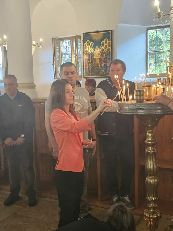 Митрополит Арсений отслужи Петдесетница в манастира „Света Троица“ край Устрем