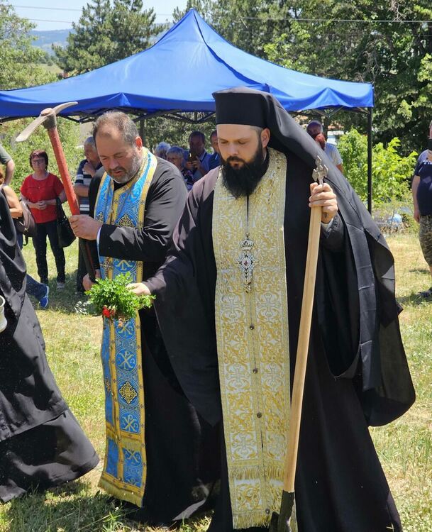 С молебен и символична първа копка започна строителството на новия параклис „Света Троица“ в Браница