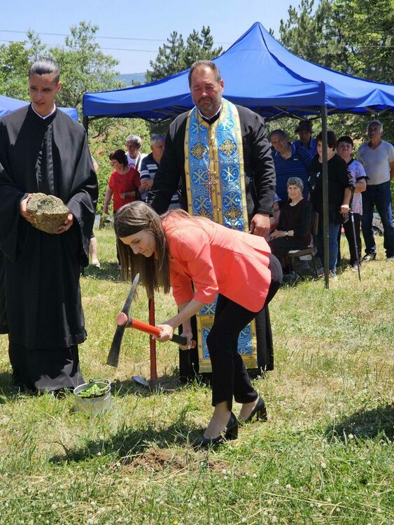 С молебен и символична първа копка започна строителството на новия параклис „Света Троица“ в Браница
