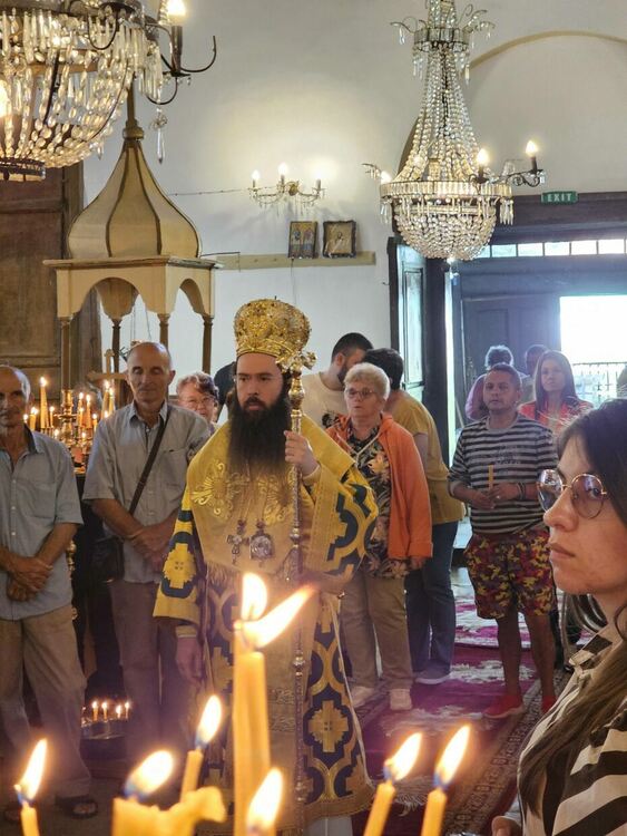 Митрополит Арсений отслужи Петдесетница в манастира „Света Троица“ край Устрем