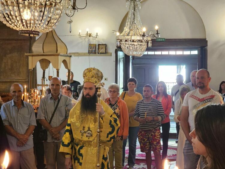 Митрополит Арсений отслужи Петдесетница в манастира „Света Троица“ край Устрем