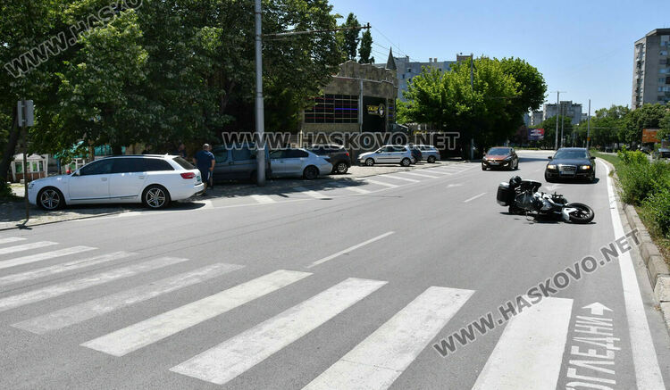 Моторист пострада при удар от „Ауди“ до „Замъка“ в Хасково