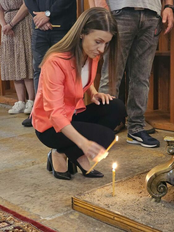 Митрополит Арсений отслужи Петдесетница в манастира „Света Троица“ край Устрем