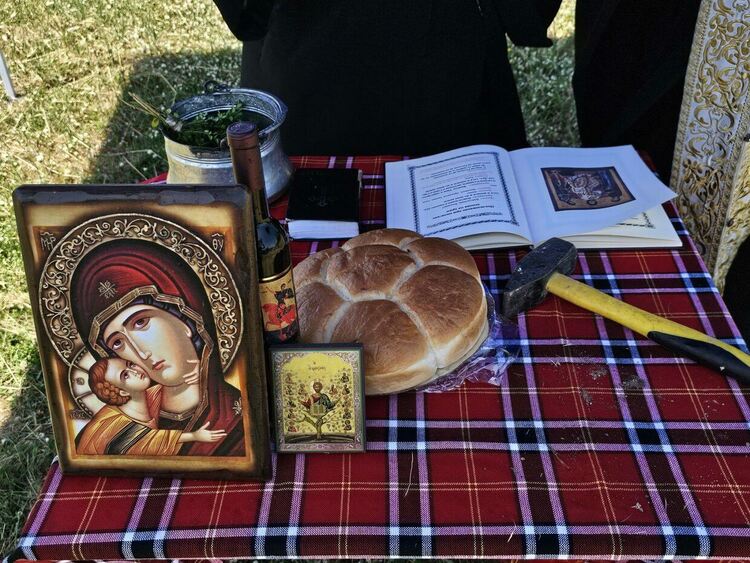 С молебен и символична първа копка започна строителството на новия параклис „Света Троица“ в Браница