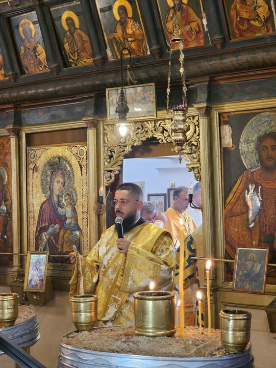 Митрополит Арсений отслужи Петдесетница в манастира „Света Троица“ край Устрем