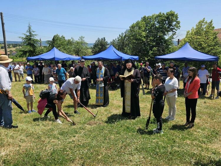 С молебен и символична първа копка започна строителството на новия параклис „Света Троица“ в Браница