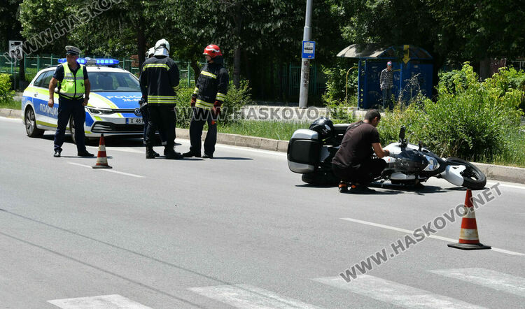 Моторист пострада при удар от „Ауди“ до „Замъка“ в Хасково