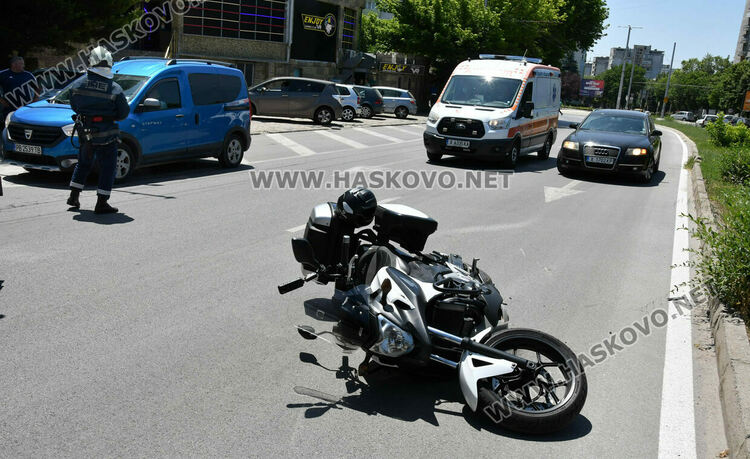 Моторист пострада при удар от „Ауди“ до „Замъка“ в Хасково